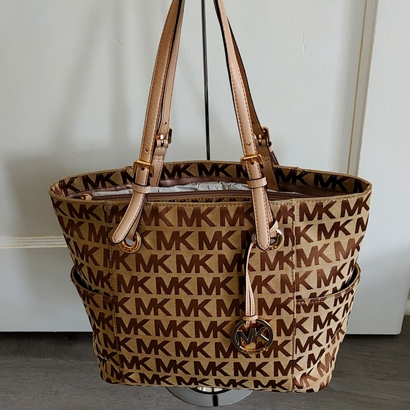 Michael Kors Handbags - Michael Kors Canvas Look go Tote EUC